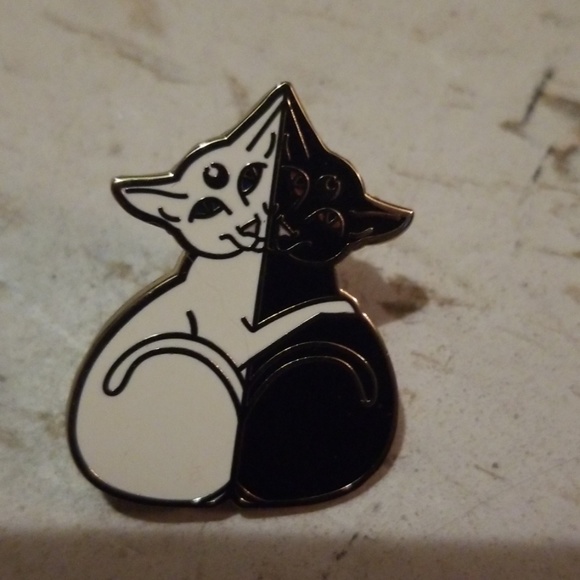 Pin. - Picture 3 of 3